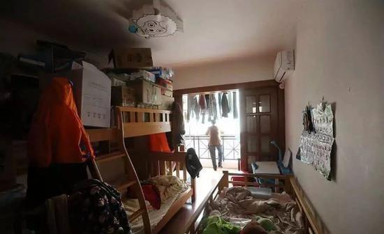 老房无处落脚一家6口人与杂物同吃同睡凯发K8国际二胎的“悲哀”！60㎡的(图10)