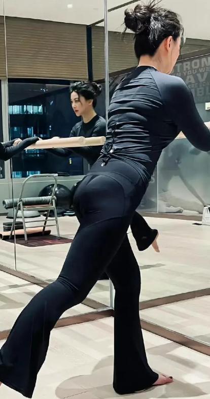 材焦虑了身材再好穿紧身瑜伽服也有肉K8凯发国际朱珠这张照片缓解我的身(图10)